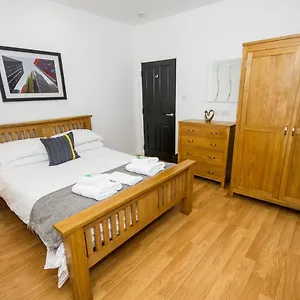 Parkhill Luxury Serviced - Centre Apartment